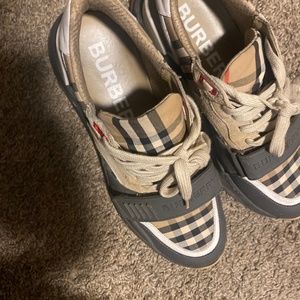 Sz 40 Burberry shoes